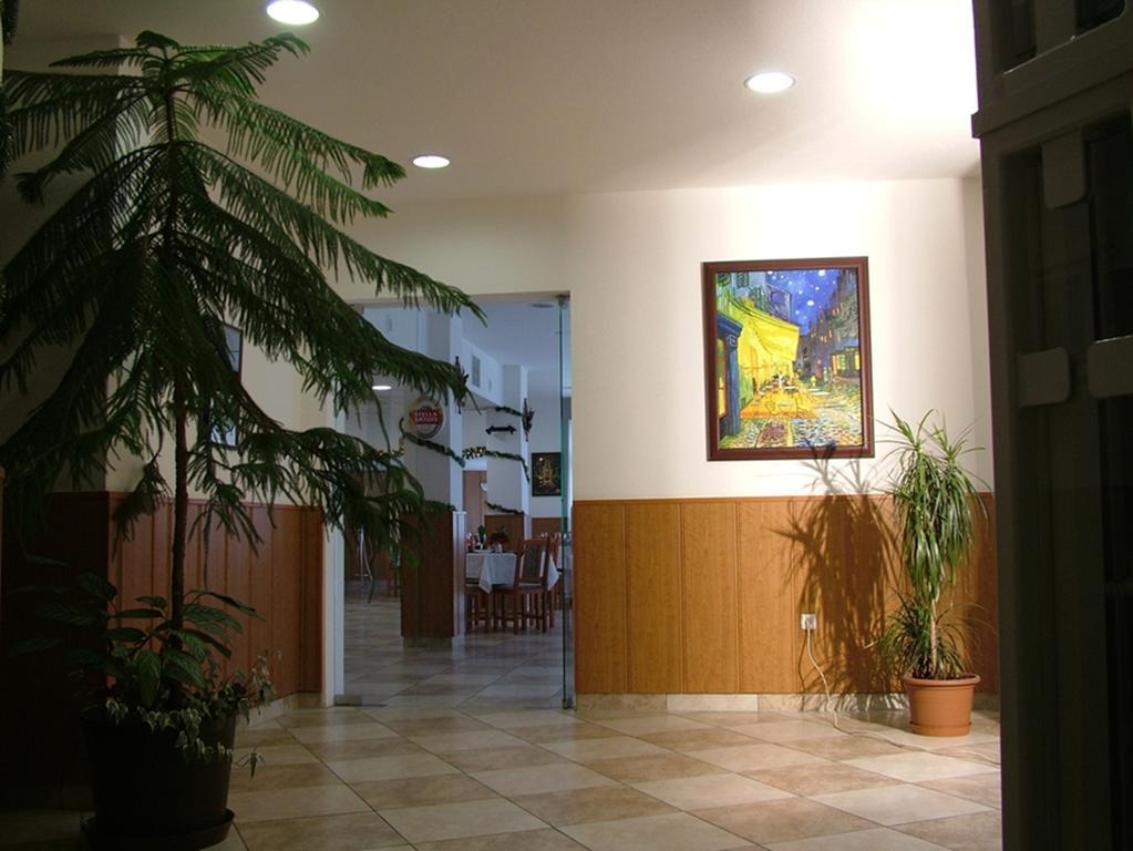 Pontis Hotel Biatorbagy Exterior photo