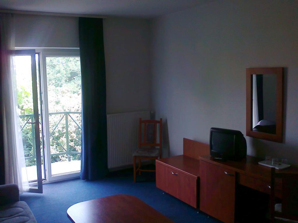 Pontis Hotel Biatorbagy Room photo