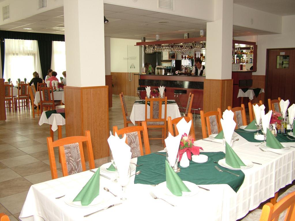 Pontis Hotel Biatorbagy Exterior photo
