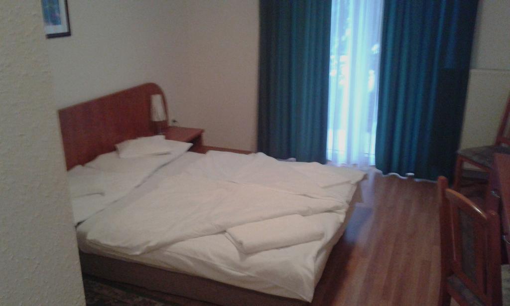 Pontis Hotel Biatorbagy Room photo